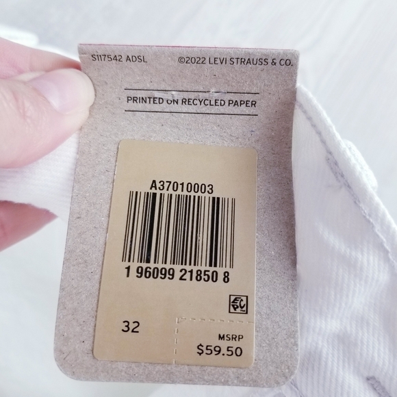 Levi's SilverTab A37010003 High-Waisted Mom Shorts White NWT - Picture 8 of 11